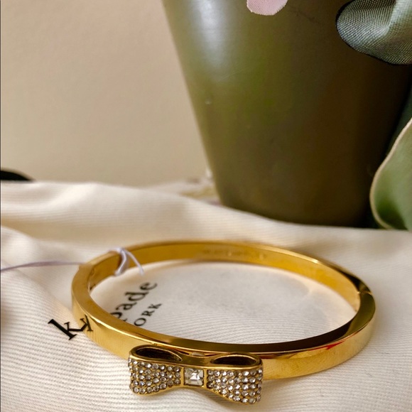 🎀 Kate Spade ♠️ Ready Set Bow Gold Tone Bracelet - Picture 4 of 8